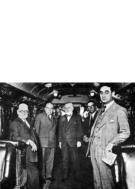 Lisandro de la Torre y Nicolás Repetto, integrantes de la fórmula de la alianza demócrata - socialista, con Ricardo Lavalle, José Luis Acosta y José A. Linares, antes de partir para Rosario a efectuar la proclamación, 1931. (Archivo General de la Na